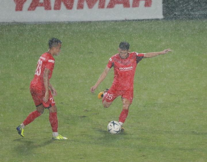 Quân bầu Đức chấn thương, U22 Việt Nam vất vả luyện tập trong mưa - 2