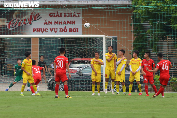 U22 Việt Nam đấu tập căng thẳng, khoe tài đá phạt - 3