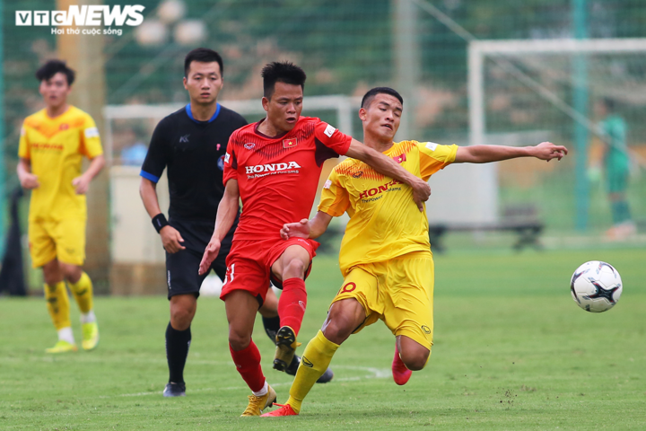 U22 Việt Nam đấu tập căng thẳng, khoe tài đá phạt - 8