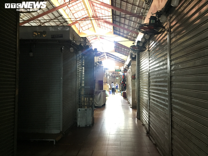 Ngày không nổi một bóng khách, tiểu thương chợ Bến Thành đồng loạt trả sạp - 1