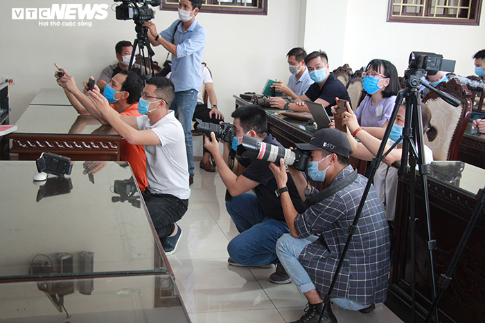 Thắt chặt an ninh phiên tòa xử vợ chồng Đường Nhuệ và đàn em đánh phụ xe dã man - 18