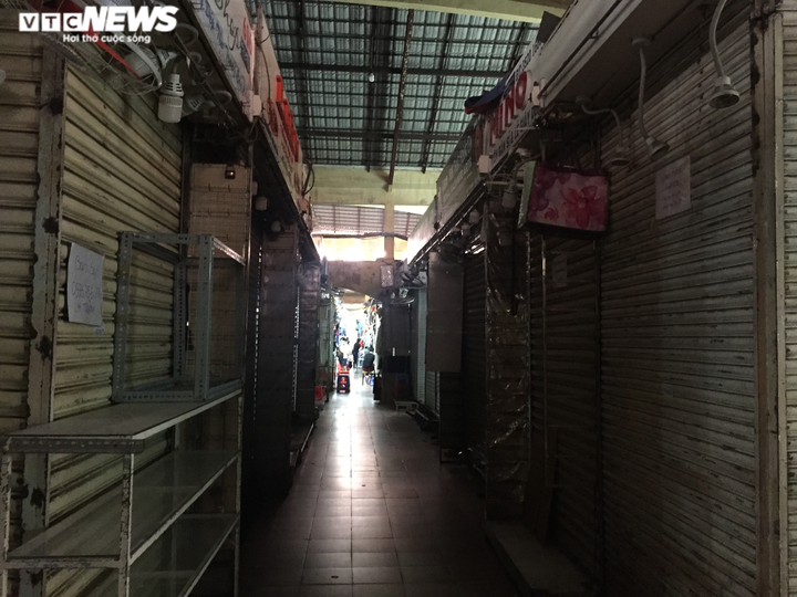 Ngày không nổi một bóng khách, tiểu thương chợ Bến Thành đồng loạt trả sạp - 2