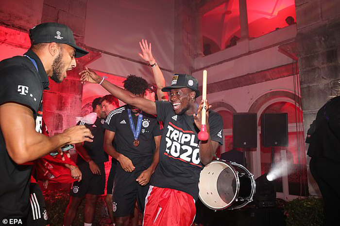 Bayern Munich mang Cup vô địch về nhà trong lặng lẽ - 9