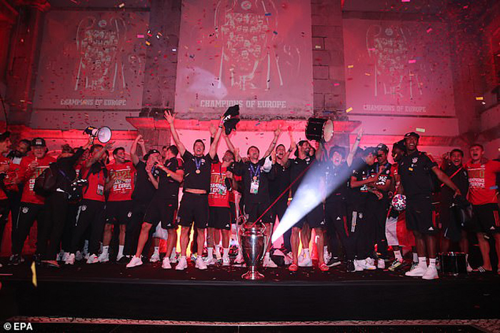 Bayern Munich mang Cup vô địch về nhà trong lặng lẽ - 10