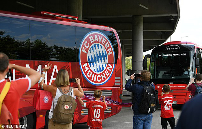 Bayern Munich mang Cup vô địch về nhà trong lặng lẽ - 7
