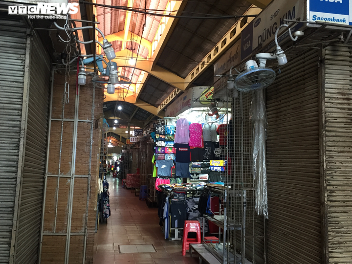 Ngày không nổi một bóng khách, tiểu thương chợ Bến Thành đồng loạt trả sạp - 3