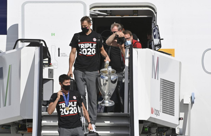 Bayern Munich mang Cup vô địch về nhà trong lặng lẽ - 1