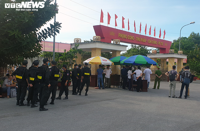 Thắt chặt an ninh phiên tòa xử vợ chồng Đường Nhuệ và đàn em đánh phụ xe dã man - 7