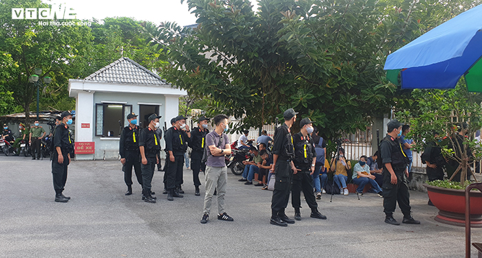 Thắt chặt an ninh phiên tòa xử vợ chồng Đường Nhuệ và đàn em đánh phụ xe dã man - 9