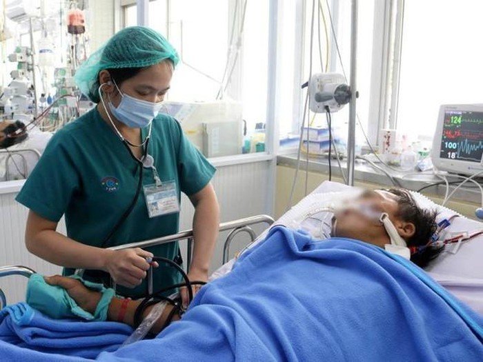 Người đàn ông bị rắn hổ mang chúa cắn sẽ được ghép da vào vết thương hoại tử - 1