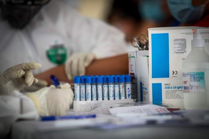 Vì sao bệnh nhân tái nhiễm SARS-CoV-2 sau nhiều tháng khỏi bệnh? - 1