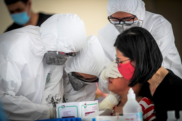 Những bệnh nhân tái dương tính SARS-CoV-2 có nguy cơ lây nhiễm cộng đồng? - 1