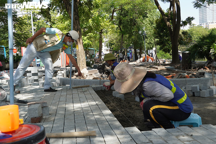 Vỉa hè Hồ Gươm khoác lên mình 'bộ áo mới' - 2