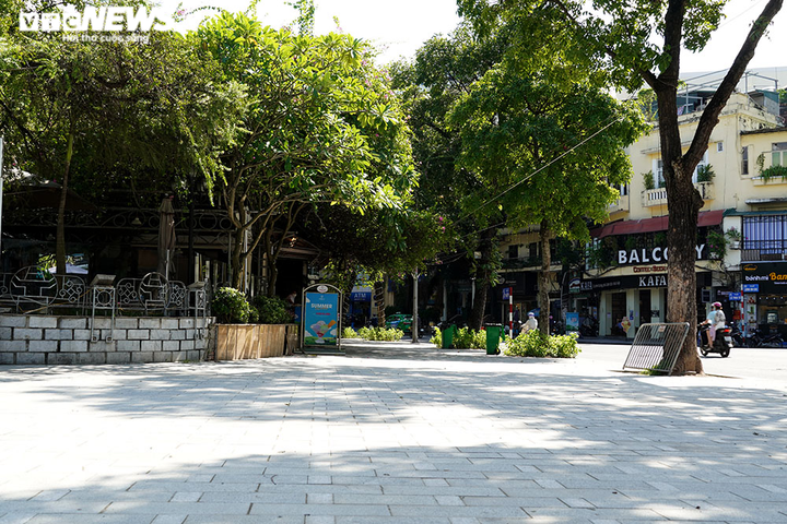 Vỉa hè Hồ Gươm khoác lên mình 'bộ áo mới' - 4