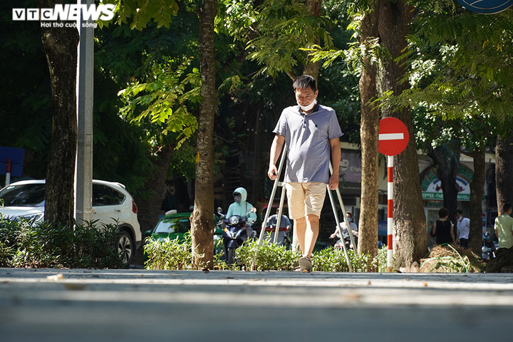 Vỉa hè Hồ Gươm khoác lên mình 'bộ áo mới' - 5