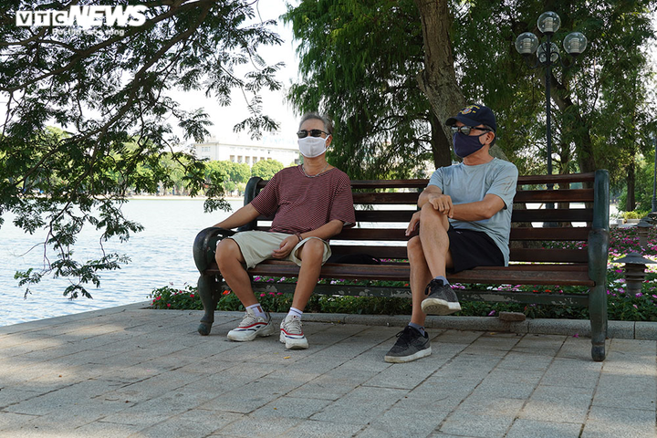 Vỉa hè Hồ Gươm khoác lên mình 'bộ áo mới' - 7