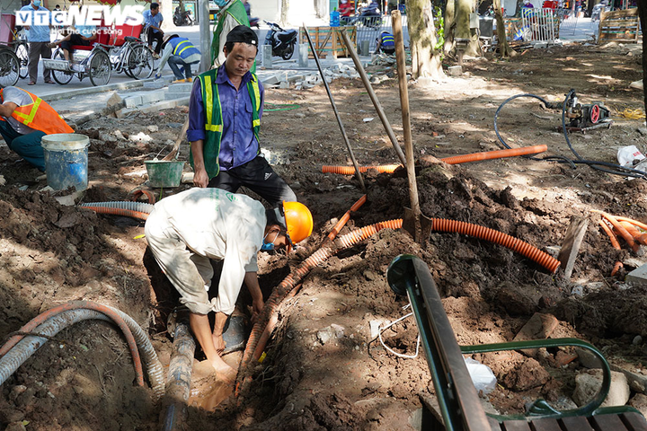 Vỉa hè Hồ Gươm khoác lên mình 'bộ áo mới' - 8