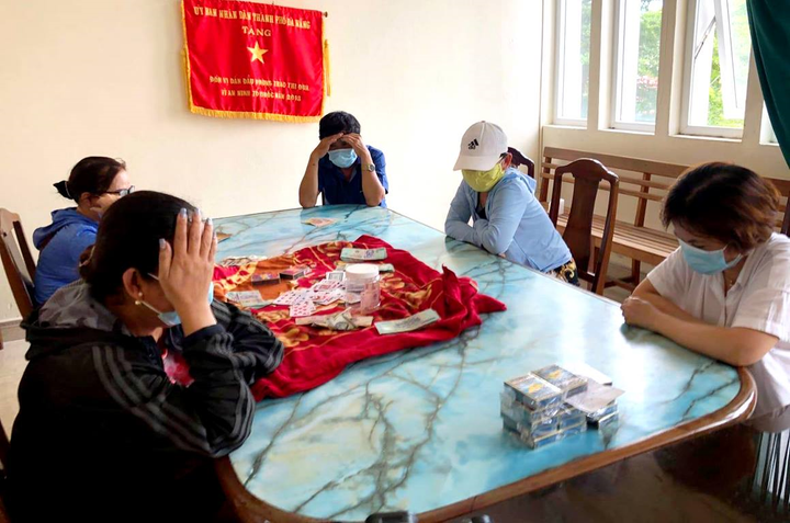 Bất chấp lệnh giãn cách, quý bà lập sòng bạc tại gia - 1