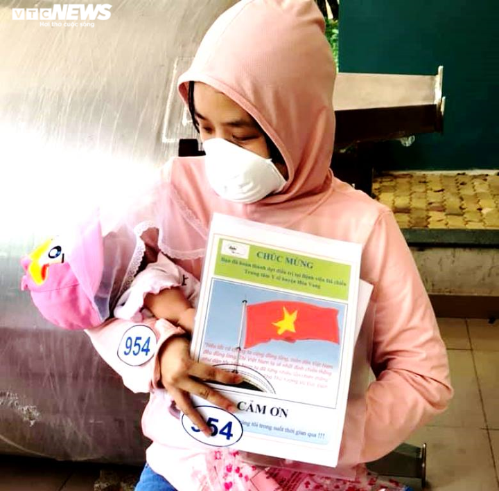 Bé 2 tháng tuổi ở Đà Nẵng mắc COVID-19 được xuất viện - 1