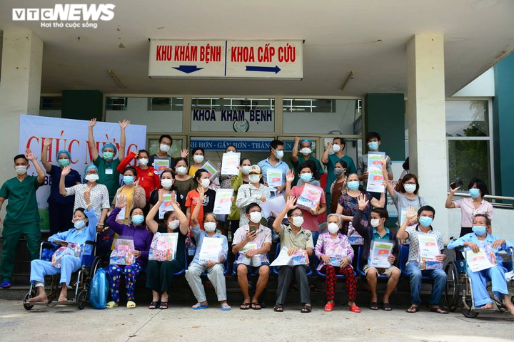 Bé 2 tháng tuổi ở Đà Nẵng mắc COVID-19 được xuất viện - 2