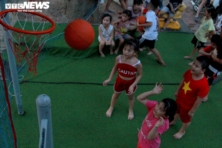 Công viên thu nhỏ ở làng quê ngoại thành Hà Nội hút hồn người già, trẻ nhỏ - 9