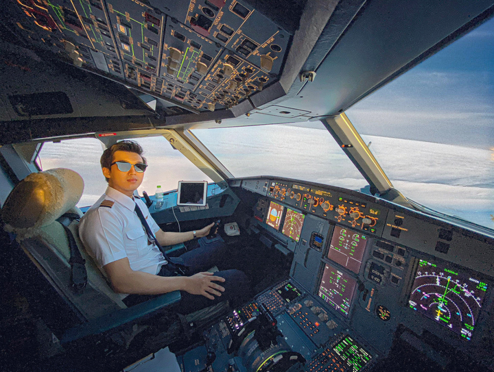 Từ phi công trẻ nhất Bỉ thành cơ trưởng của Vietjet - 1