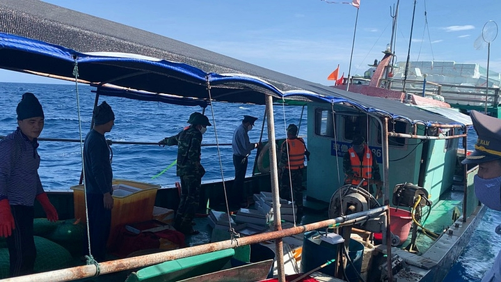 Đẩy đuổi một tàu cá Trung Quốc xâm phạm vùng biển Việt Nam - 1