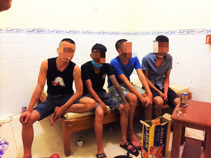 Giữa mùa dịch COVID-19, nhóm thanh niên thuê phòng massage để sử dụng ma túy - 1