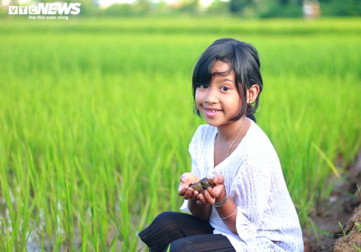 Ảnh: Mùa hè thay mẹ bắt cá, bán rau, chăm em của trẻ nghèo vùng cao - 6