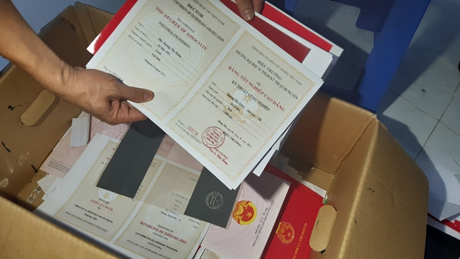 Công an Đồng Nai phá đường dây ‘khủng’ làm giả giấy tờ, tài liệu con dấu - 1