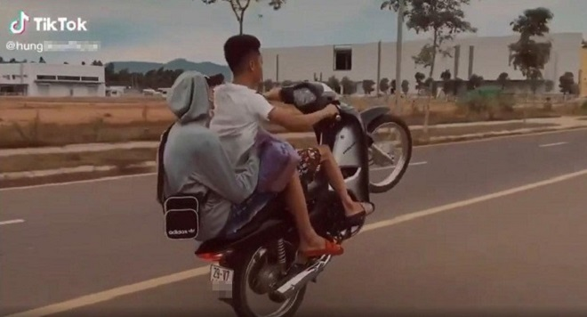 Khoe bốc đầu xe trên TikTok, nam thanh niên ở Hà Nội bị phạt hơn 4 triệu đồng - 1