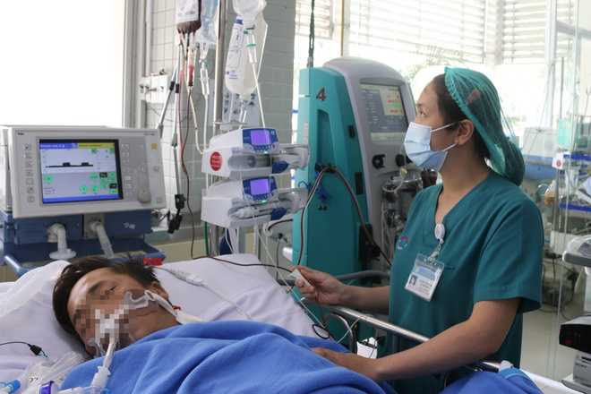 Sức khỏe người 'ôm' rắn hổ mang chúa tới bệnh viện hiện giờ thế nào? - 1