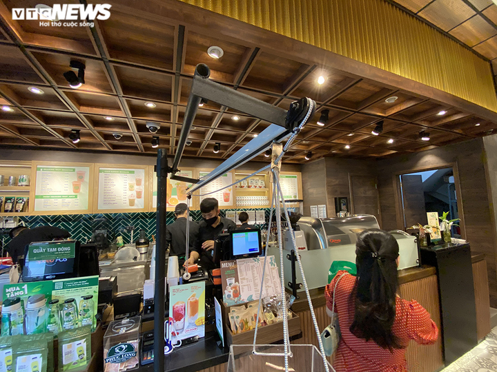 Quán cà phê lập tấm ngăn giọt bắn, chế ròng rọc để ngăn cách khách - 8