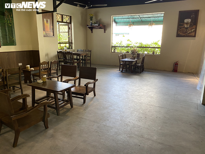 Quán cà phê lập tấm ngăn giọt bắn, chế ròng rọc để ngăn cách khách - 4