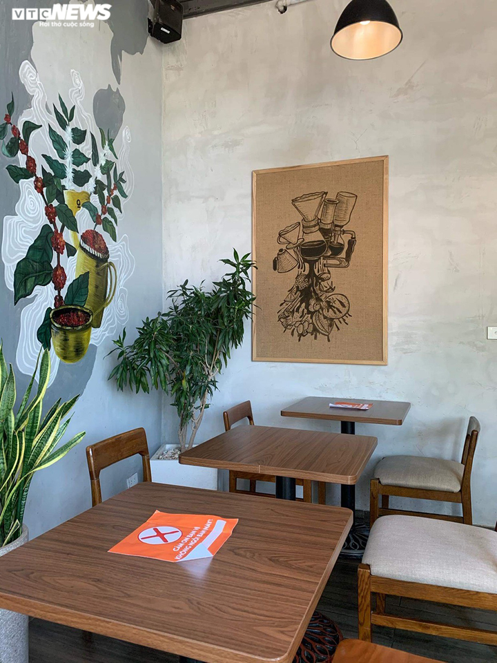 Quán cà phê lập tấm ngăn giọt bắn, chế ròng rọc để ngăn cách khách - 5