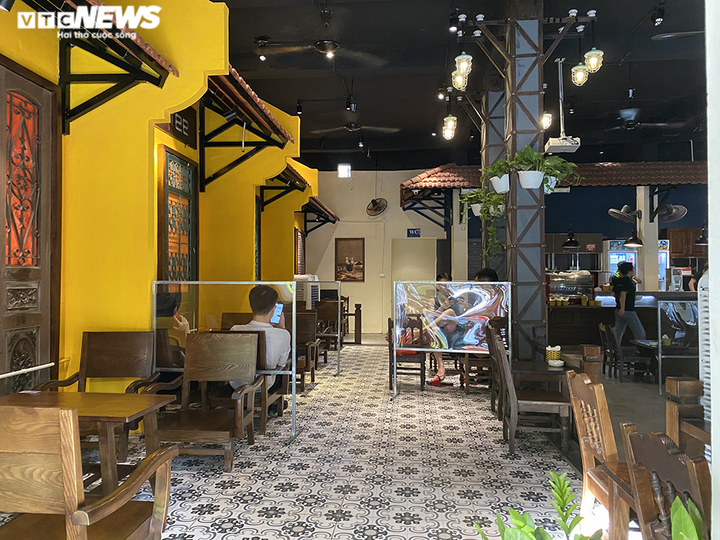 Quán cà phê lập tấm ngăn giọt bắn, chế ròng rọc để ngăn cách khách - 3