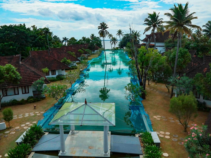 Ế ẩm chưa từng có, resort 5 sao lấy hồ bơi làm ao nuôi cá - 1