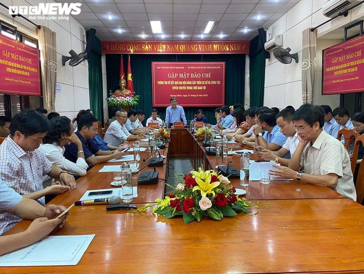 Bí thư Quảng Bình chỉ đạo dừng chi 2,2 tỷ đồng mua cặp da tặng đại biểu - 1