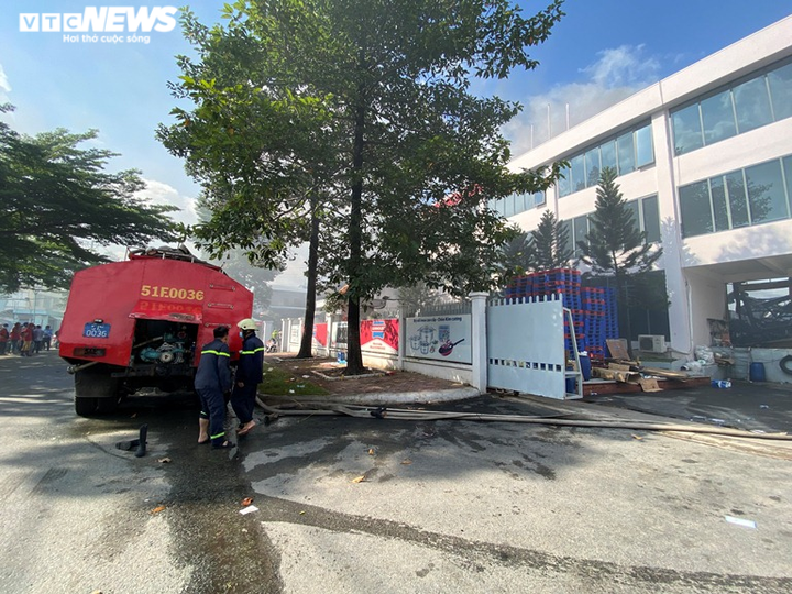 Lửa vẫn âm ỉ cháy trong khu nhà kho của Công ty Sunhouse - 4