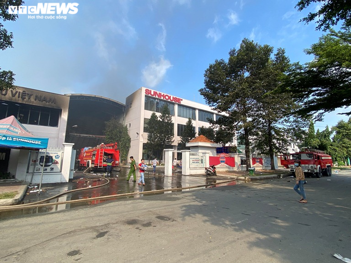 Lửa vẫn âm ỉ cháy trong khu nhà kho của Công ty Sunhouse - 1