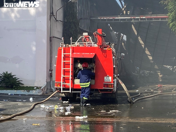 Lửa vẫn âm ỉ cháy trong khu nhà kho của Công ty Sunhouse - 2