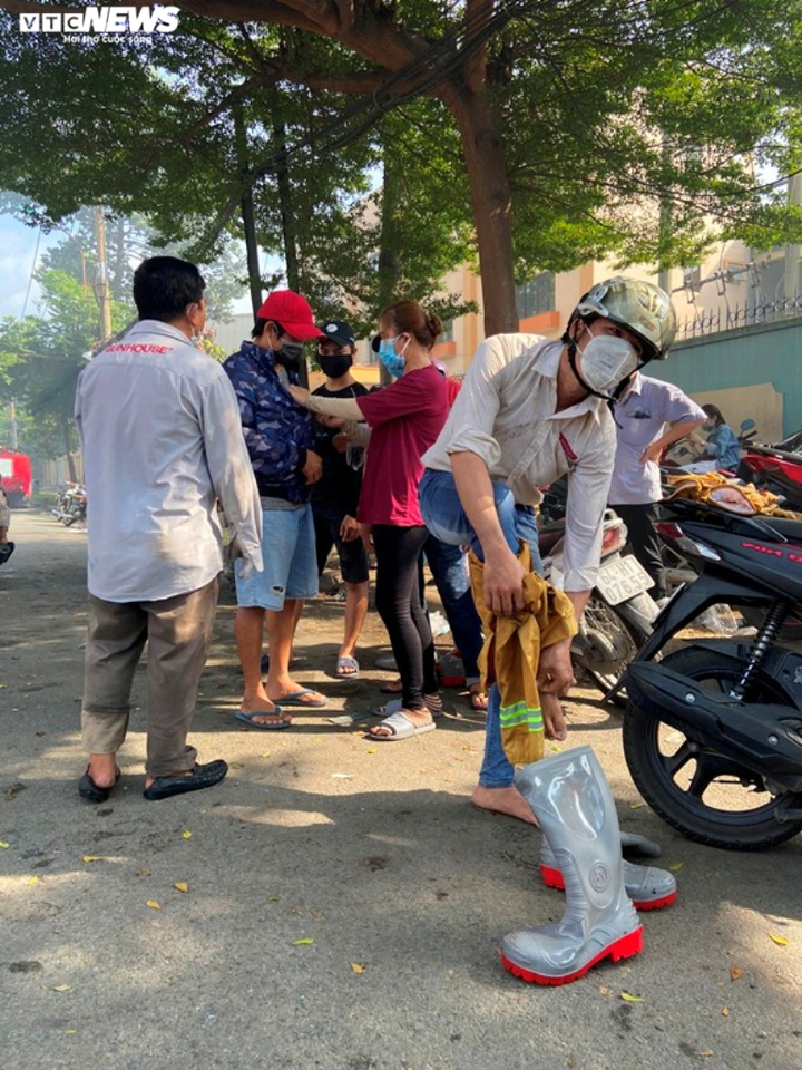 Lửa vẫn âm ỉ cháy trong khu nhà kho của Công ty Sunhouse - 6