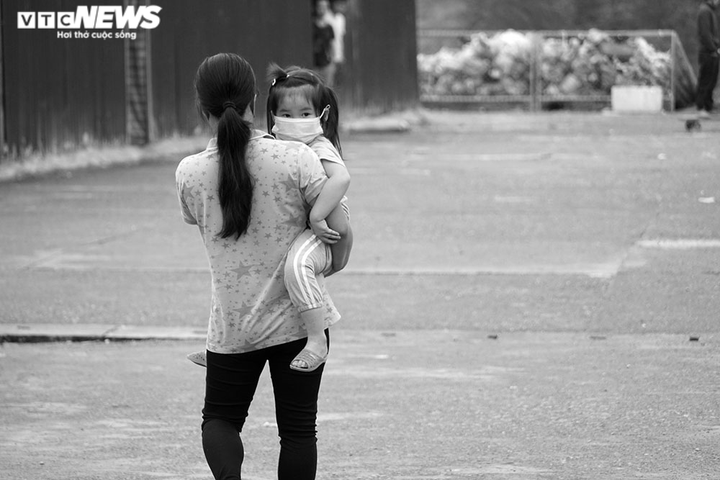 Cuộc vượt biên liều lĩnh của những người mẹ bồng con về Việt Nam trong đại dịch - 4