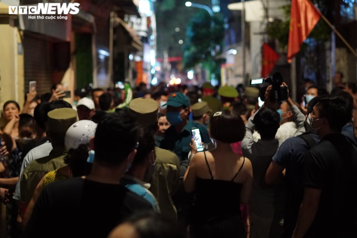 Hàng trăm người tụ tập, livestream cảnh khám xét nhà ông Nguyễn Đức Chung - 2