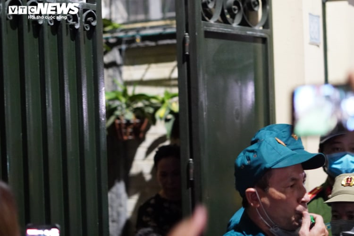 Hàng trăm người tụ tập, livestream cảnh khám xét nhà ông Nguyễn Đức Chung - 5