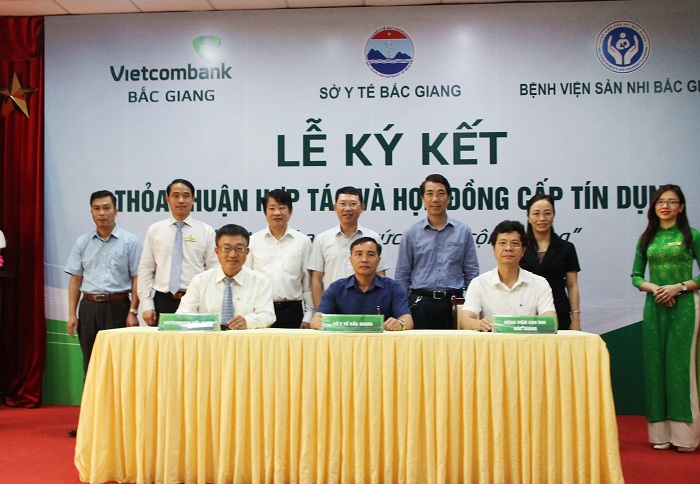 Vietcombank Bắc Giang ủng hộ 300 triệu đồng cho Sở Y tế Bắc Giang chống COVID–19 - 1