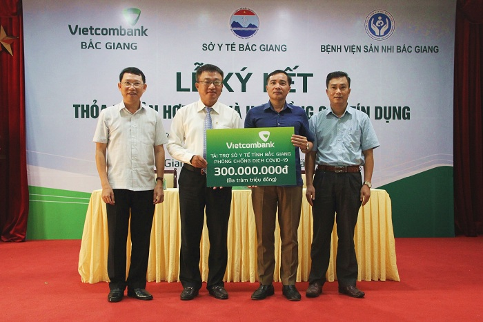 Vietcombank Bắc Giang ủng hộ 300 triệu đồng cho Sở Y tế Bắc Giang chống COVID–19 - 2