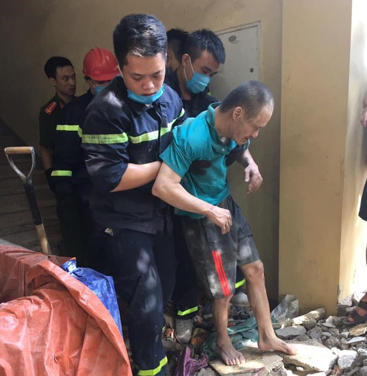 Giải cứu người đàn ông mắc kẹt suốt một đêm trong khe tường hẹp bằng gang tay - 1