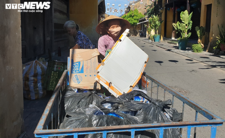 Ảnh: Phố cổ Hội An ngày đầu hết cách ly xã hội - 10