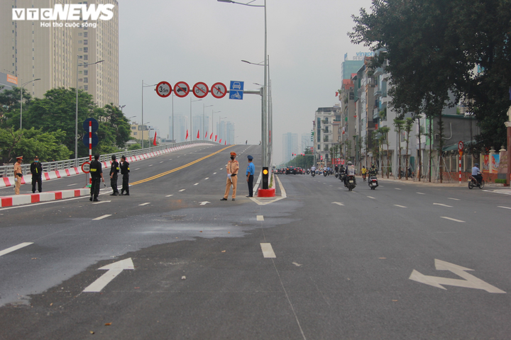 Sau 23 năm, 'nút thắt cổ chai' đường Nguyễn Văn Huyên, Hà Nội được giải tỏa - 1